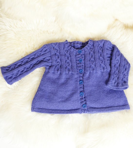 Cardigan og sweater med fletmønster