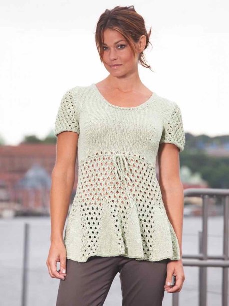 Kortärmad topp med klockat liv