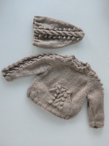 Raglan sweater med fletning og hue