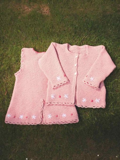 Retstrikket kjole og cardigan