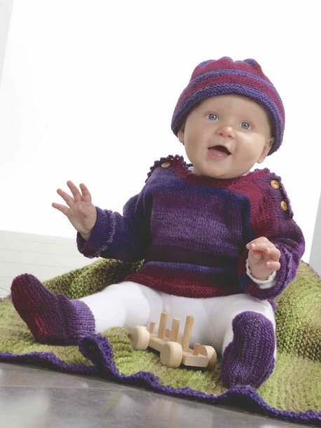 Stickad tröja, mössa, strumpor och filt