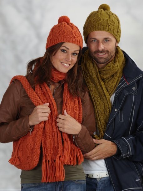 Strikket hue, halstørklæde, taske og tehætte