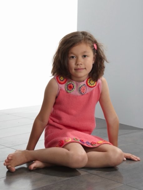 Strikket kjole med hæklede blomster