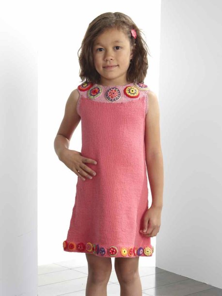 Strikket kjole med hæklede blomster