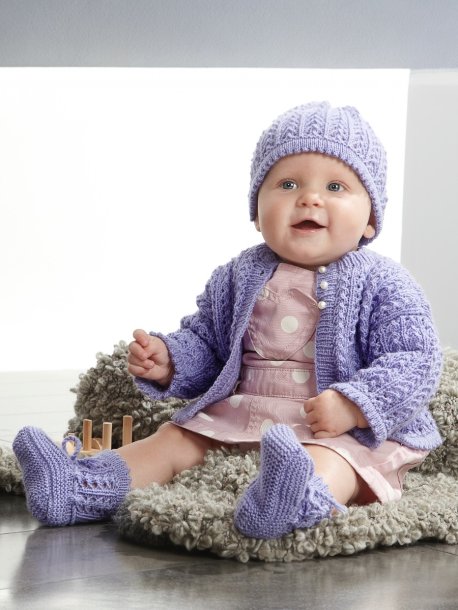 Blondestrikket cardigan, tanktop, hue og sokker