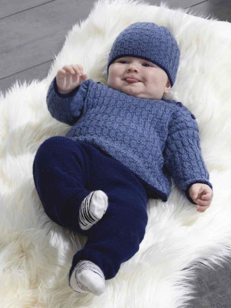 Teksturstrikket sweater og hue og ensfarvede bukser