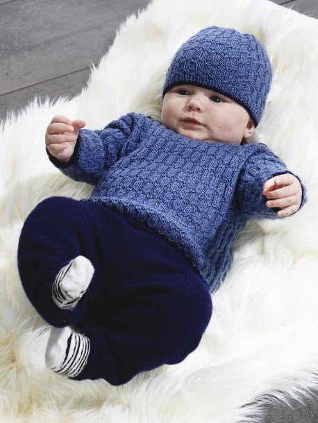 Teksturstrikket sweater og hue og ensfarvede bukser