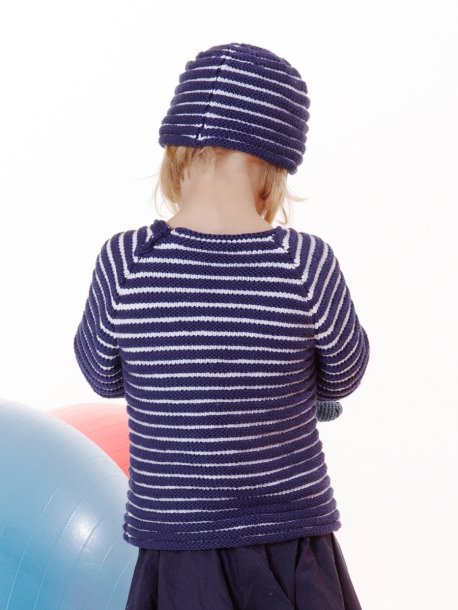 Strikket stribet sweater og hue