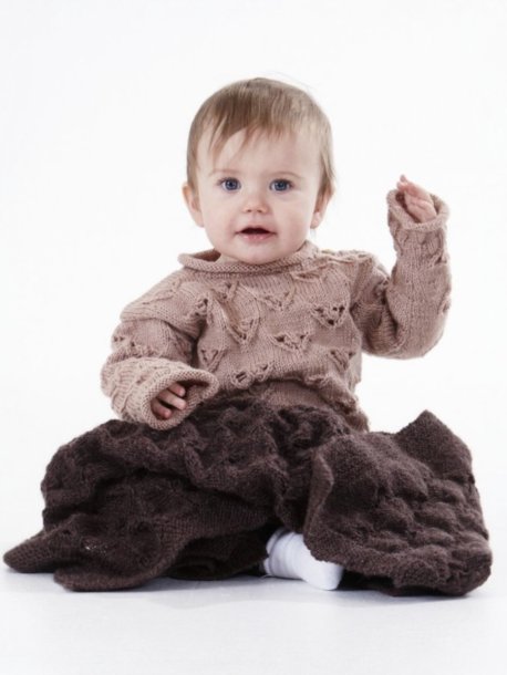 Mønstret og ensfarvet strikket sweater, hue og tæppe