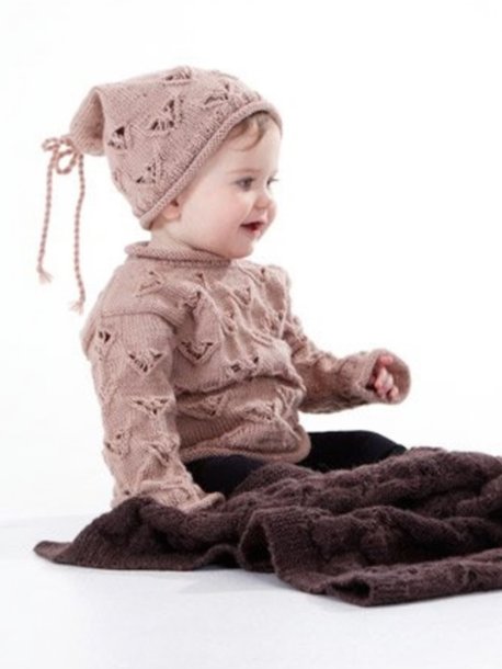 Mønstret og ensfarvet strikket sweater, hue og tæppe