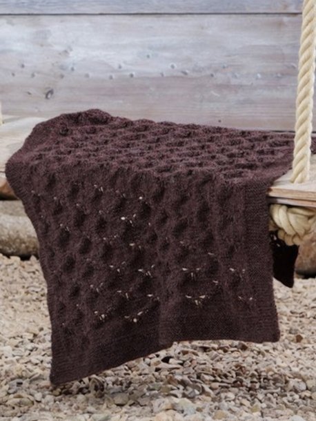 Mønstret og ensfarvet strikket sweater, hue og tæppe