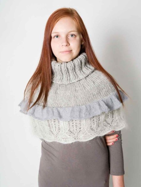 Poncho med flæse og blondekant