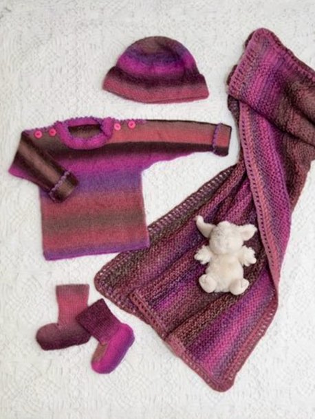 Strikket sweater, hue, sokker og tæppe