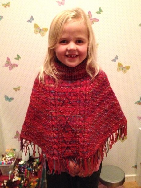 Strikket børneponcho
