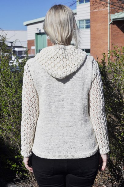 Strikket hættetrøje i dobbelt garn