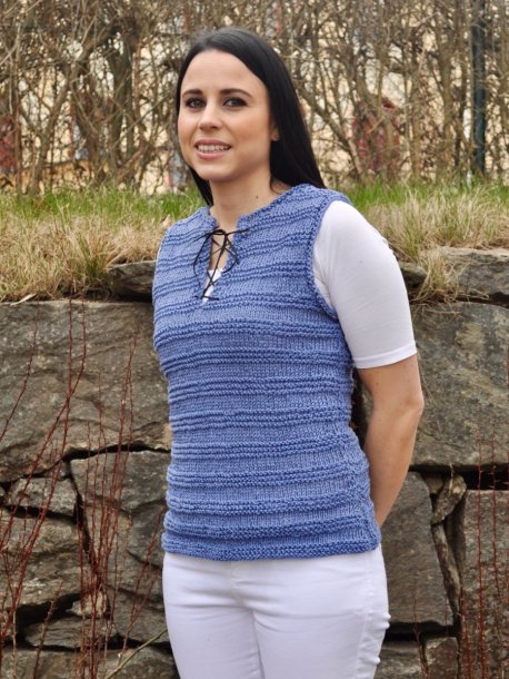 Top med blonde, strikket i dobbelt garn