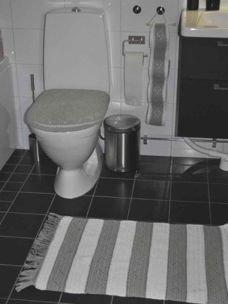 Bademåtte, toiletsæde og toiletrulleholder