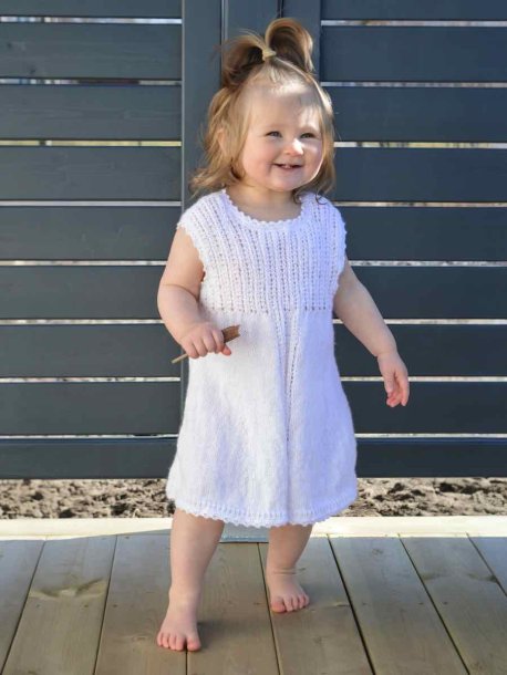 Strikket børnekjole