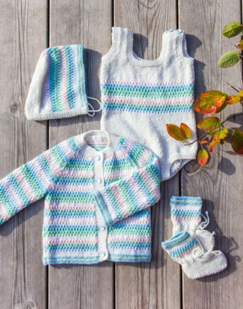 Cardigan, body, hat og sokker