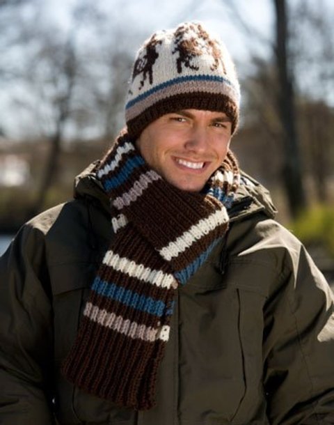 Mønstret strikhue og stribet tørklæde