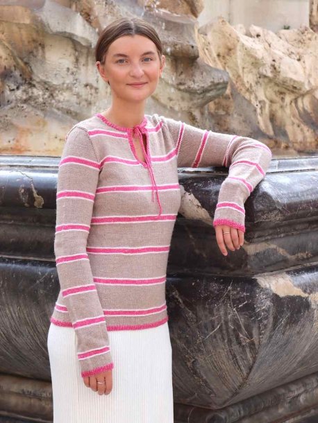 Damesweater med tynde striber