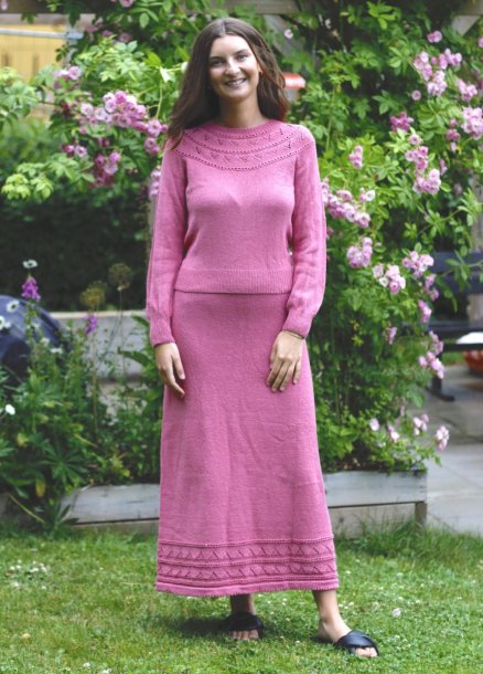 Yoke sweater og nederdel