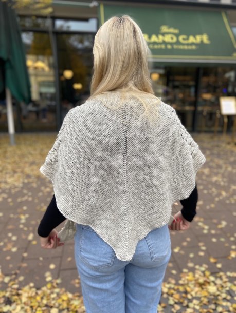 Mönsterstickad trekantsjal