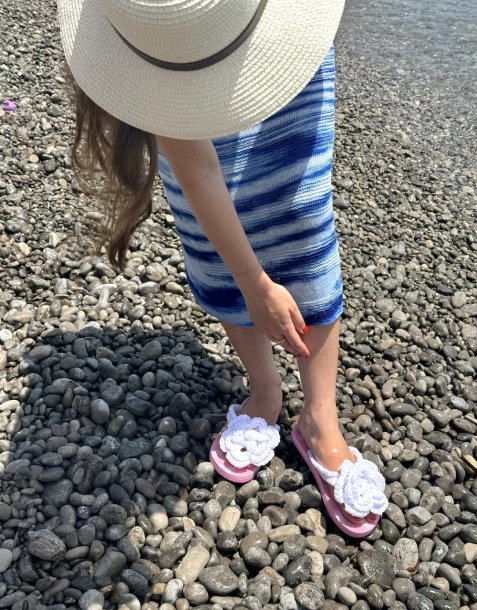 flip-flop med virkad blomma