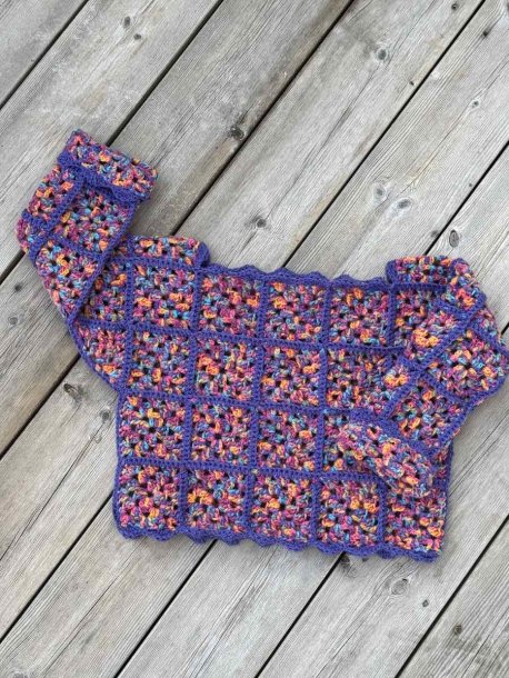 Hæklet sweater i mormor-firkanter