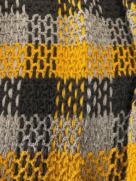 Hæklet tæppe med frynser