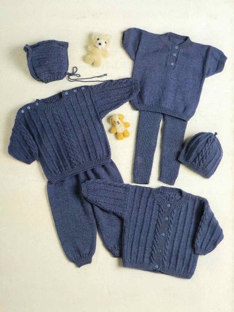 Sweater, cardigan, t-shirt, strømpebukser, lange bukser, hue og solskærmskat