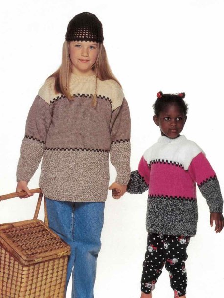 Stickad pullover och virkad mössa