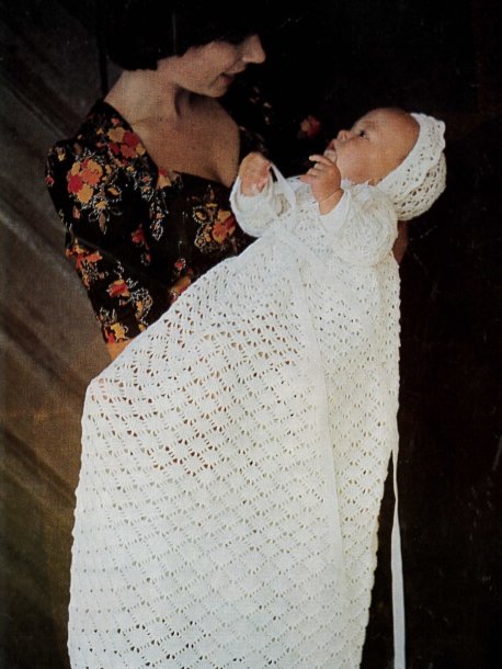 Dopklänning och mössa