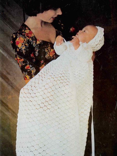 Dopklänning och mössa