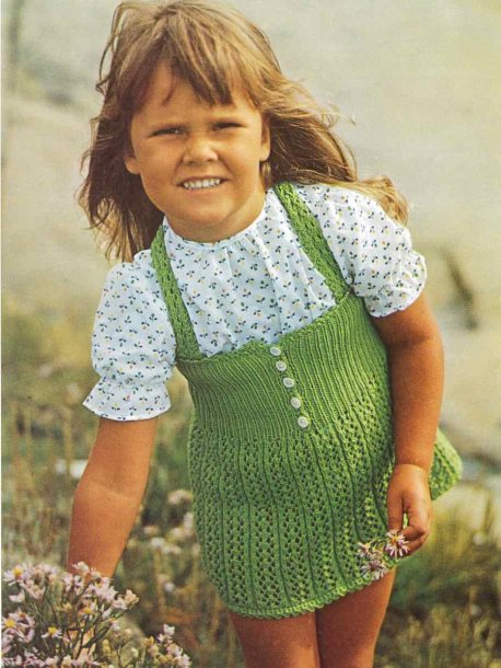 mönsterstickad hängsleklänning