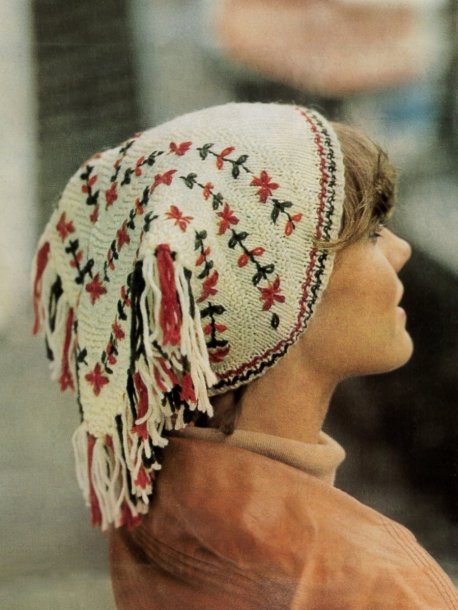 Broderad scarfmössa