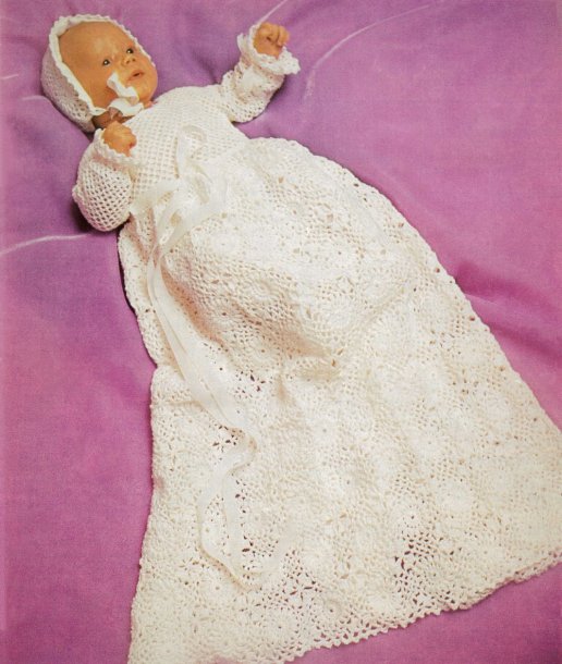 Dopklänning och mössa