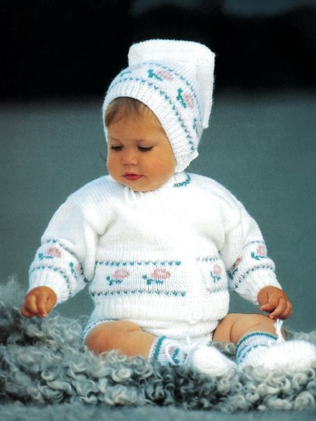 Sweater eller cardigan, bukser, hat og sokker