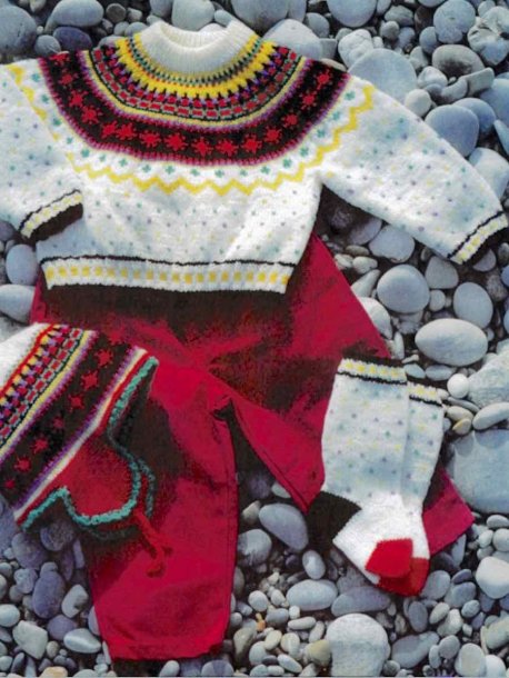 Rundstickad oktröja med mössa och sockor