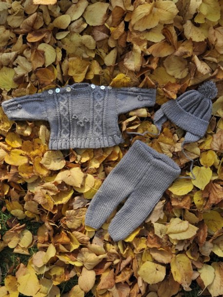 Sweater, strømpebukser og hue