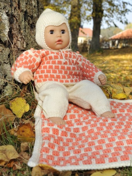 Sweater, bukser, hjelm og tæppe