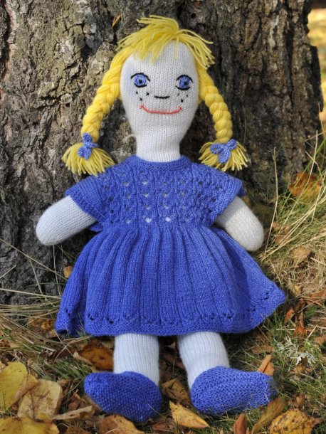 Strikket dukke med tøj